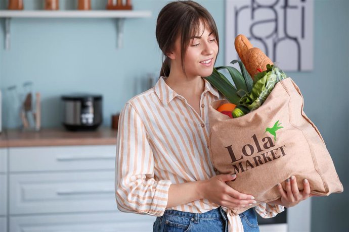 Archivo - Young woman with fresh products from market at home
