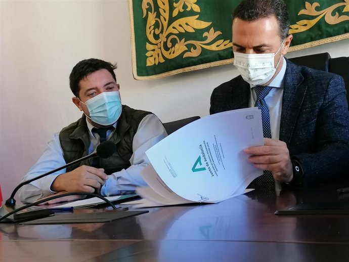 De izquierda a derecha, el alcalde de Lora, Antonio Miguel Enamorado, y el delegado territorial de Regeneración, Justicia y Administración Local, Javier Millán.