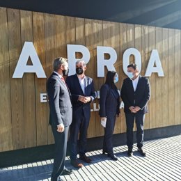 El nuevo secretario xeral electo del PSdeG, Valentín González Formoso, junto al delegado del Gobierno en Galicia, José Miñones, y el exalcalde de Ames, Blas García, en un acto en Ames (A Coruña)