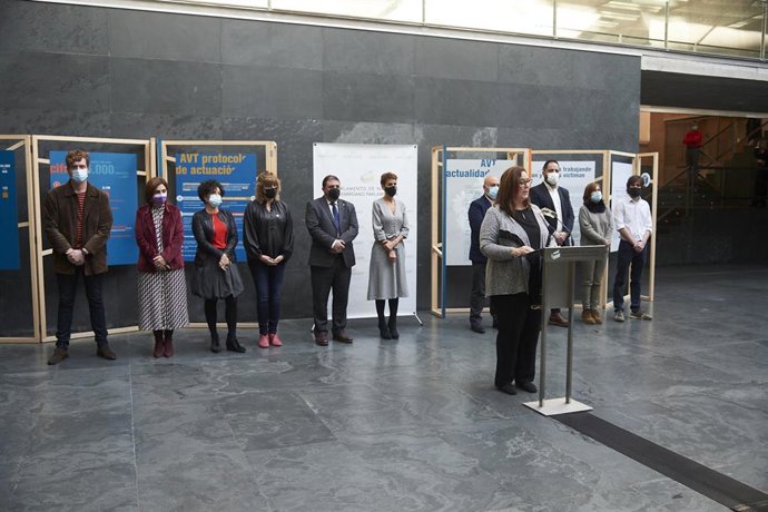 La presidenta de la Asociación de Víctimas del Terrorismo, Maite Araluce, interviene en la inaguración en el Parlamento de Navarra de la exposición 'Vivir sin miedo, vivir con memoria'