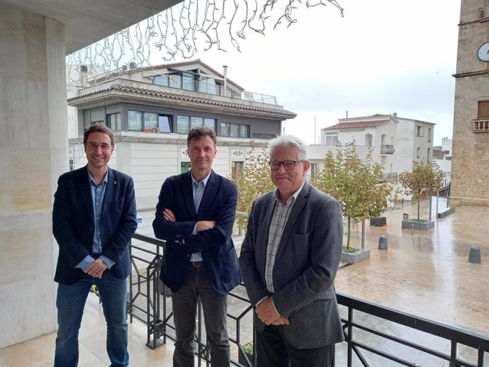 El diputado de Deporte de la Diputació de Girona, Jordi Masquef, el alcalde de LEscala, Víctor Puga, y el presidente de la Volta Ciclista a Catalunya, Rubn Peris, en L'Escala, población que acogerá una salida de etapa en la edición 2022