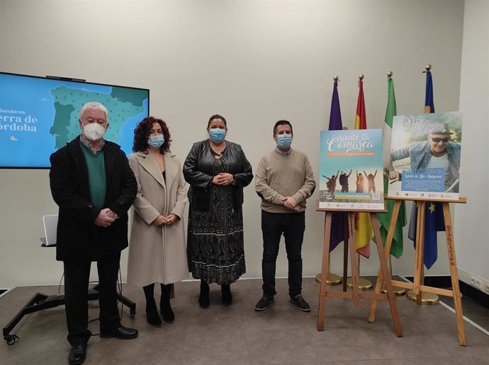 La vicepresidenta del Patronato Provincial de Turismo de la Diputación de Córdoba, Dolores Amo (segunda por la dcha.), en la presentación del plan de promoción de senderos de la zona norte de Córdoba.