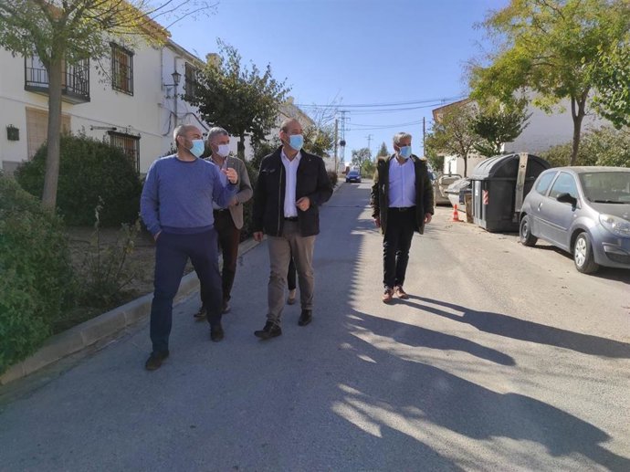 El delegado de Regeneración, Justicia y Administración Local de la Junta en Granada, Enrique Barchino, visita Ventas de Huelma, donde se ha reunido con el alcalde, Luis Miguel Ortiz, para informar de ayudas para paliar daños de la DANA.