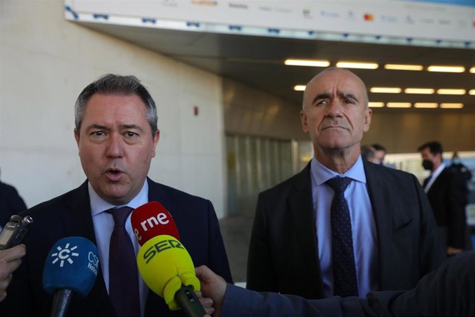 El alcalde de Sevilla, Juan Espadas, junto al delegado de Hábitat Urbano, Cultura y Turismo del Ayuntamiento hispalense, Antonio Muñoz