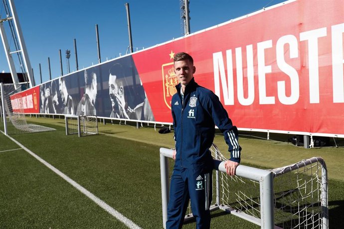 Dani Olmo posa en uno de los campos de la Ciudad del Fútbol Las Rozas (Madrid)