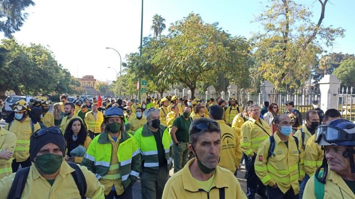 Bomberos del Infoca se concentran de nuevo en el Parlamento por la estabilidad laboral: "No estamos dispuestos a parar"