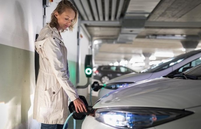 Archivo - Recarga de un coche eléctrico.