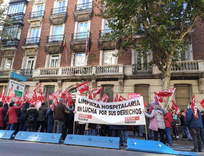 Los trabajadores de limpieza hospitalaria protestan ante la Consejería de Sanidad