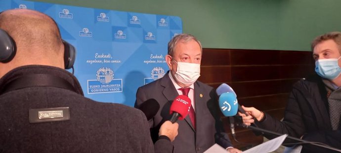 El consejero de Economía y Hacienda, Pedro Azpiazu, tras la ronda para negociar los presupuestos con los partidos vascos