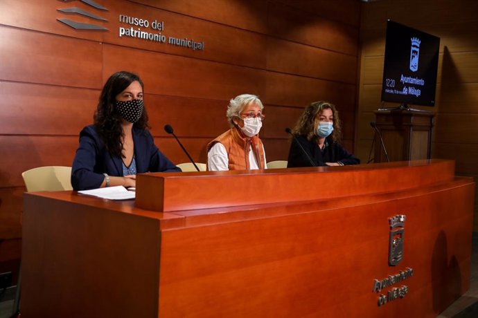 La concejala Teresa Porras, en el centro de la imagen, presenta la Escuela Social del Flamenco, junto a la directora de la Cátedra de Flamencología de la UMA, Ana Díaz y Olga Guerrero, vicerrectora adjunta de Proyectos Institucionales.