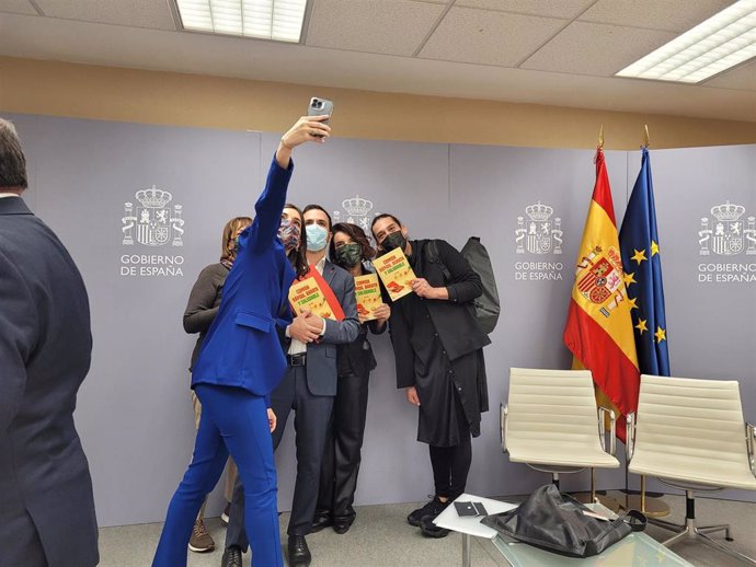 Boticaria García y el ministro Garzón posan con el libro 'Cómida rápida, barata y saludable'.