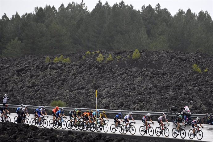 Archivo - 05 October 2020, Italy, Etna: The peloton of cyclists ride along teh race's route during the third stage of the Giro d'Italia 2020 cycling race, 150 km from Enna to Etna. Photo: Fabio Ferrari/LaPresse via ZUMA Press/dpa