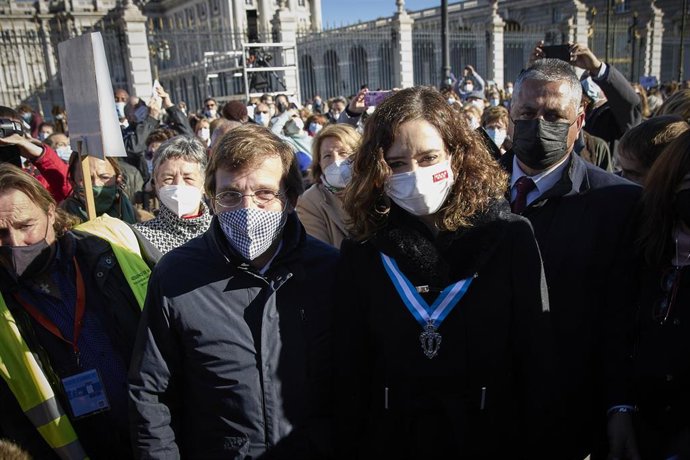 El alcalde de Madrid, José Luis Martínez-Almeida y la presidenta de la Comunidad de Madrid, Isabel Díaz Ayuso, a su llegada a la eucaristía con motivo del Día de la Virgen de la Almudena, patrona de Madrid, en la plaza de la Almudena, a 9 de noviembre d