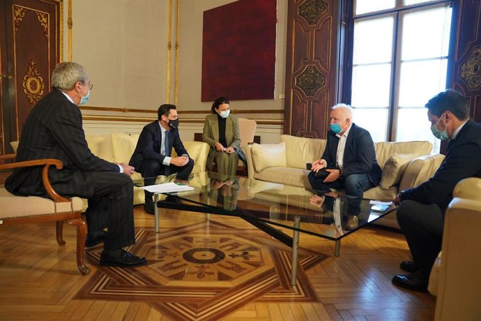 Juanma Moreno se reúne en el Palacio de San Telmo con el consejero delegado de Ryanair, Eddie Wilson.