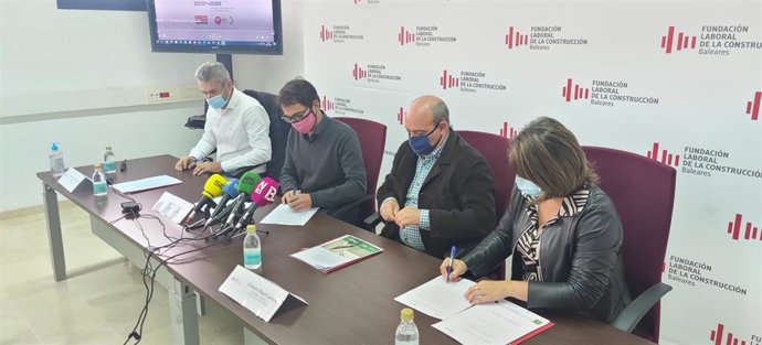 El conseller de Modelo Económico, Turismo y Trabajo, Iago Negueruela, renueva el acuerdo para luchar contra la siniestralidad laboral con la Fundación Laboral de la Construcción.