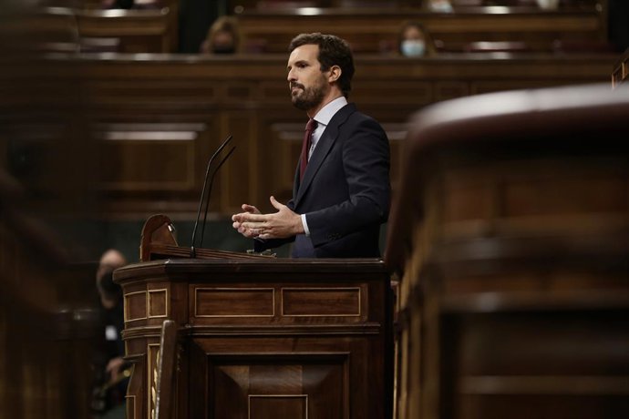 El líder del PP, Pablo Casado, interviene en una sesión plenaria en el Congreso de los Diputados, a 10 de noviembre de 2021, en Madrid, (España). Durante el pleno, el presidente del Gobierno va a informar sobre la Cumbre UE-Balcanes Occidentales celebra