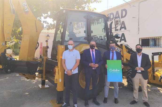 Autoridades en la entrega de maquinaria para la Subbética.