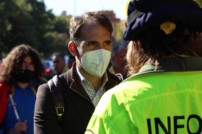 El coordinador de IU Andalucía, Toni Valero, este miércoles durante su participación en la concentración de bomberos forestales.