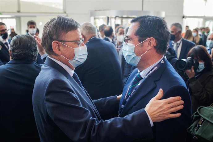El presidente de la CEOE, Antonio Garamendi (d), y el presidente de la Comunidad Valenciana, Ximo Puig (i)