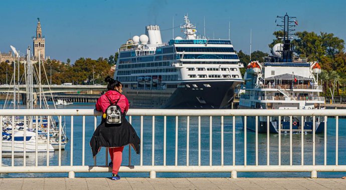 Curiosos observan la entrada de los Cruceros 'Azamara Quest' y 'Hebridean Sky' al Puerto de Sevilla. 