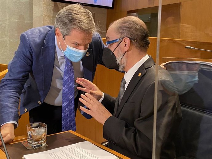 El presidente del Gobierno de Aragón, Javier Lambán, habla con el líder de Cs, Daniel Pérez Calvo, antes del inicio del Debate de Política General.