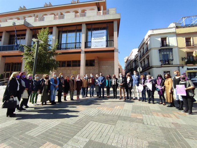 Asistentes al despliegue de la lona en el Ayuntamiento con motivo del 25N en la lucha contra de la violencia de género.