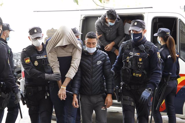 Dos de los marroquíes detenidos, a su llegada al Juzgado el pasado lunes.
