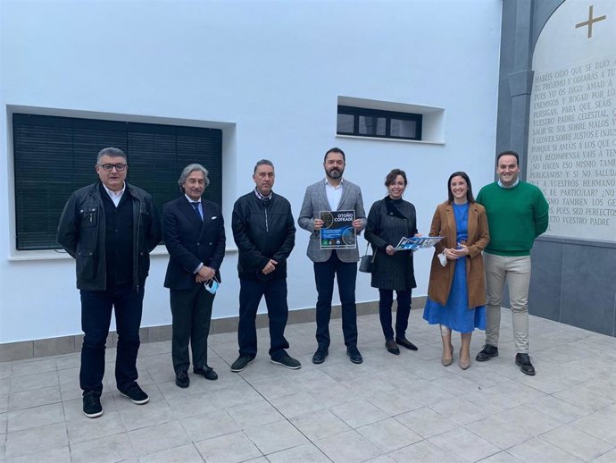 Casanueva (2 dcha.), en su encuentro con la Agrupación de Cofradías de Priego de Córdoba.
