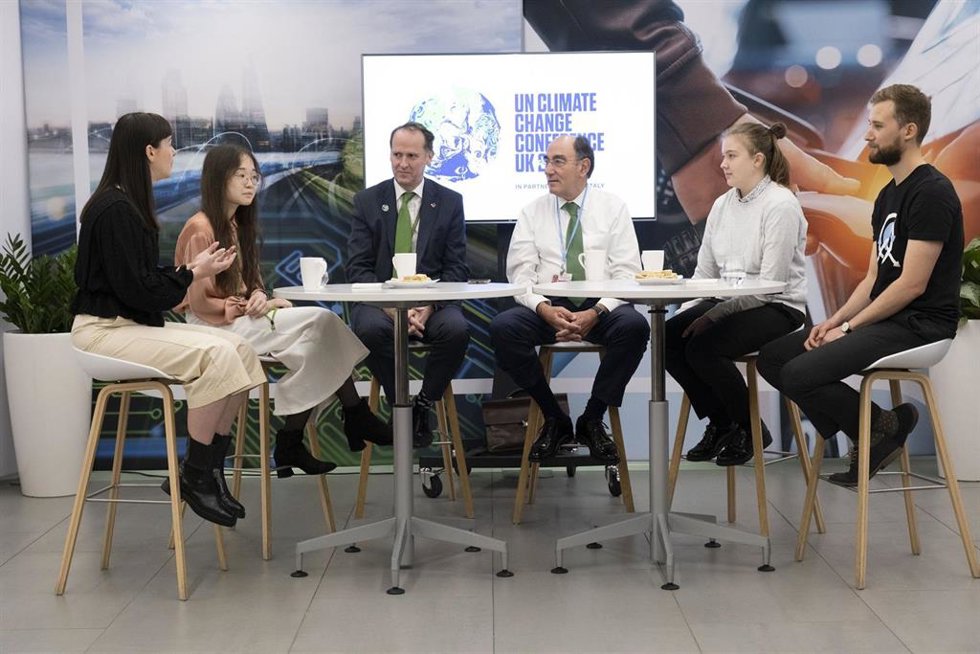 El presidente de Iberdrola, Ignacio Galán, mantiene un encuentro con jóvenes en la COP26