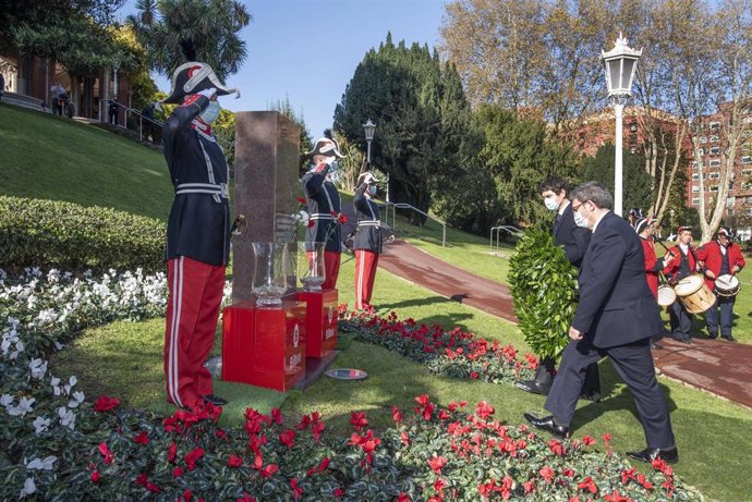 El Alcalde de Bilbao, Juan Maria Aburto (i), y el diputado general de Bizkaia, Unai Rementeria (d), colocan una corona de flores  la ofrenda floral en homenaje a las víctimas con motivo del Día de la Memoria, en el monolito del Parque de Doña Casilda