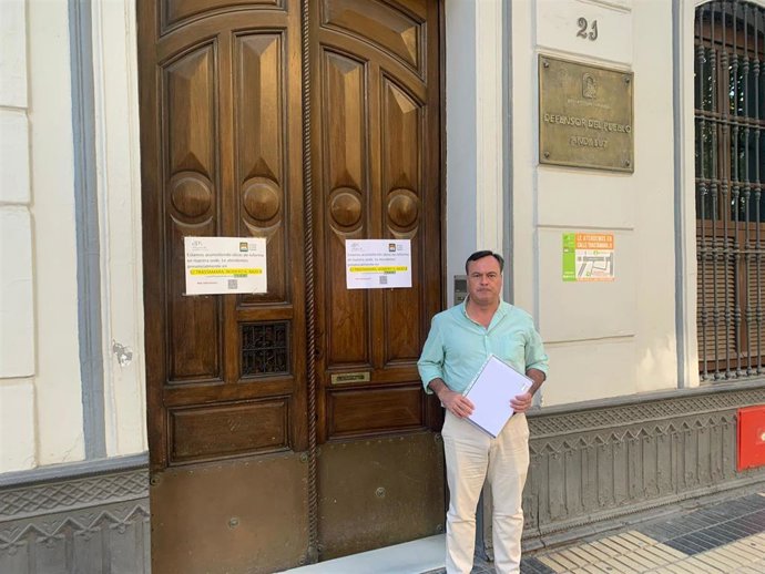 García Ortiz ante la sede de Maeztu