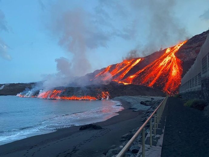 La lava alcanza nuevamente el mar en la playa de Los Guirres