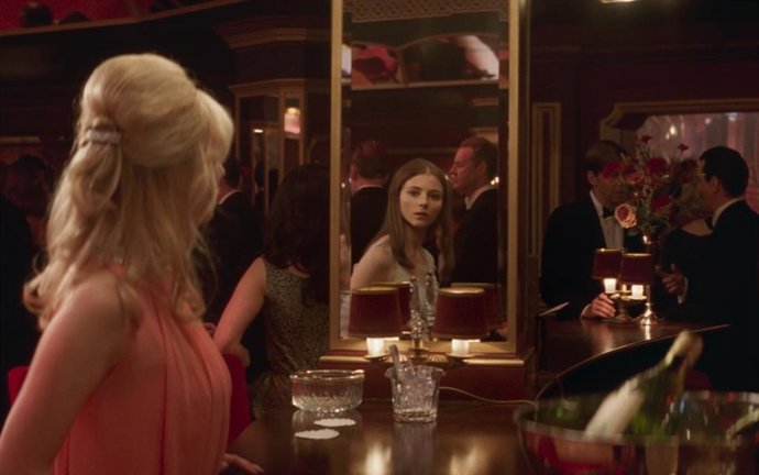 Anya Taylor-Joy roba todas las miradas en este clip en primicia de 'Última noche en el Soho'