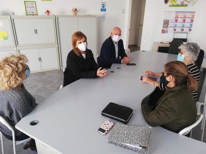 La delegada territorial de Igualdad, Políticas Sociales y Conciliación en Cádiz, Ana Fidalgo, durante su visita a Afede.