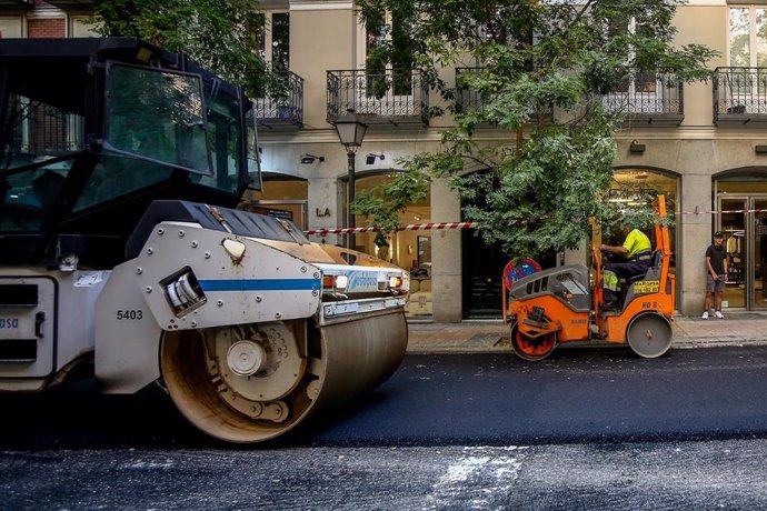 Archivo - Trabajadores y máquinas de asfaltado, en los trabajos de mejora del pavimento que se están desarrollando en la calle Castelló y que se enmarcan en la Operación Asfalto 2021, a 13 de agosto de 2021, en Madrid (España). La Operación Asfalto 2021
