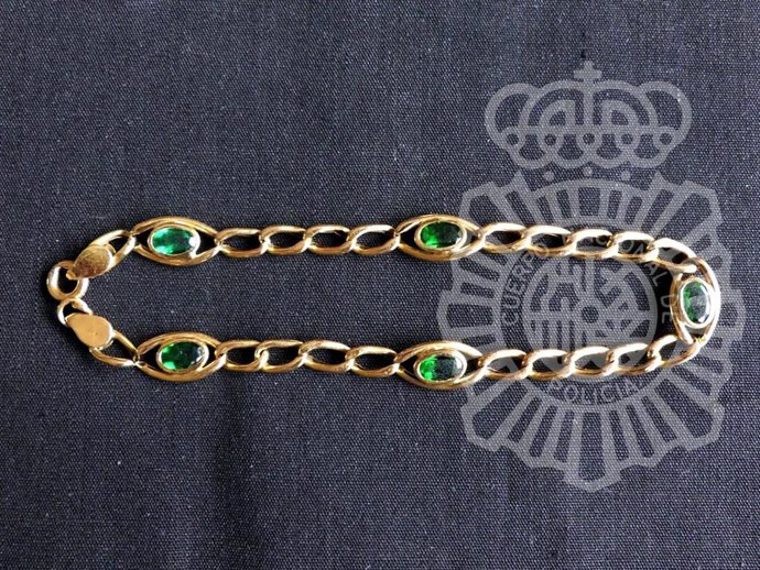 Una de las joyas recuperadas tras el robo en la vivienda.