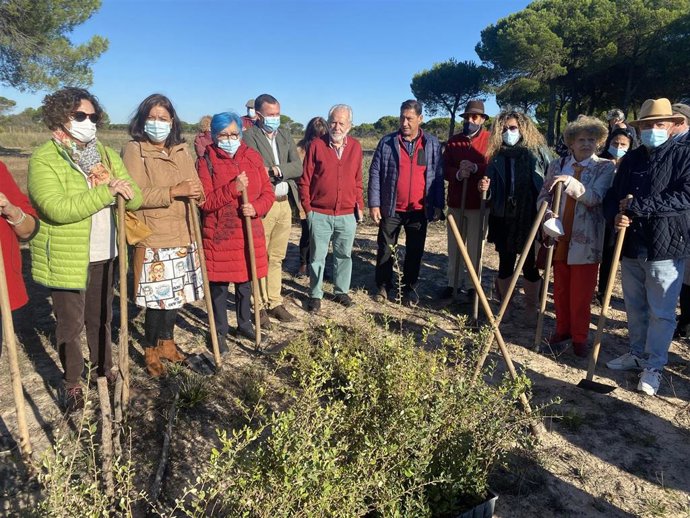 El delegado territorial de Desarrollo Sostenible, José Enrique Borrallo, participa en la iniciativa 'Bosques de poesía'.