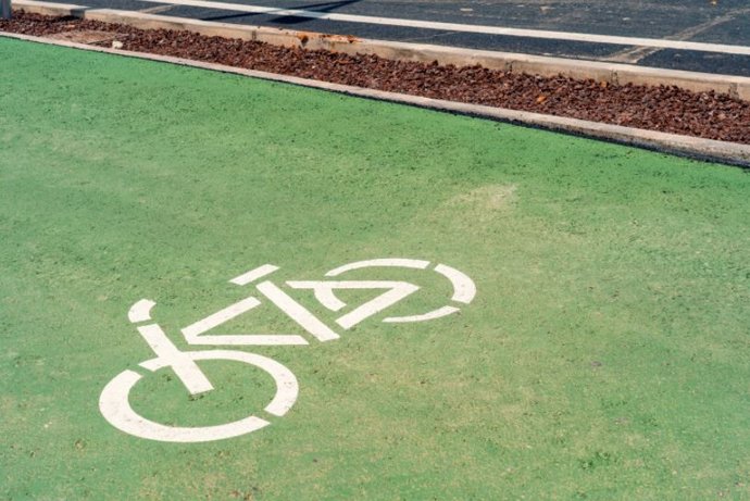 Archivo - Señalización conexión ciclista