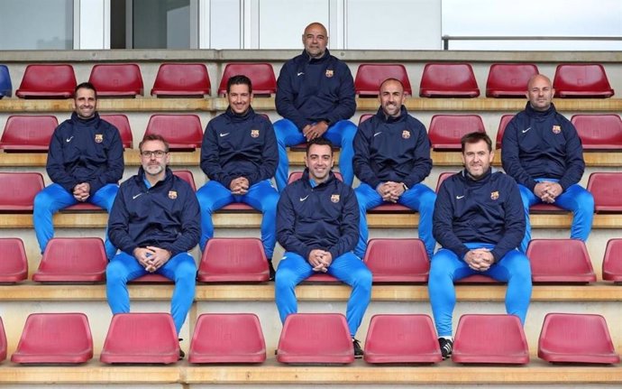 El cuerpo técnico del FC Barcelona encabezado por el entrenador, Xavi Hernández