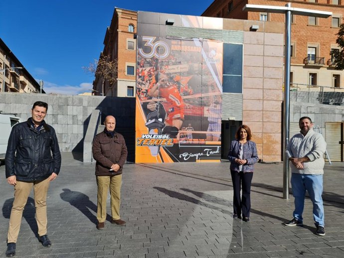 El Ayuntamiento de Teruel homenajea al Club Voleibol Teruel con una foto gigante en la Glorieta