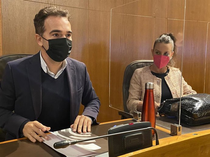 El portavoz del PAR en las Cortes de Aragón, Jesús Guerrero, y la diputada Esther Peirat.