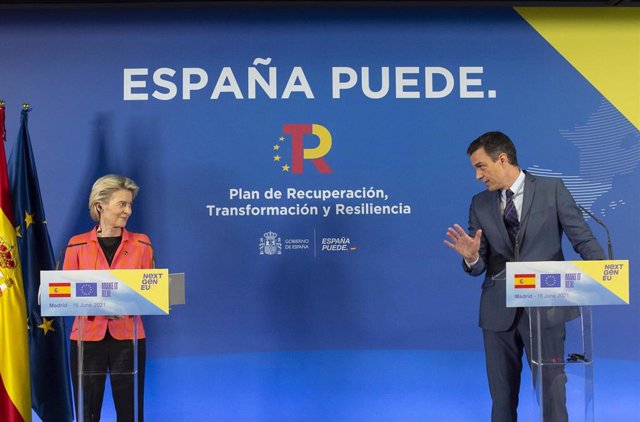 Archivo - La presidenta de la Comisión Europea, Ursula von der Leyen y el presidente del Gobierno, intervienen después de su reunión, en la sede de Red Eléctrica de España, a 16 de junio de 2021, en Alcobendas, Madrid (España). 