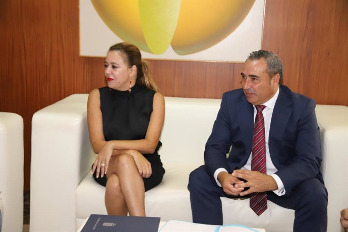 La presidenta del Cabildo de Lanzarote, Dolores Corujo, y el consejero insular de Promoción Turística, Ángel Vázquez