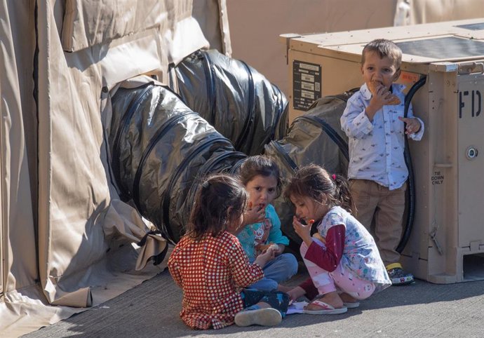 Archivo - Niños refugiados afganos