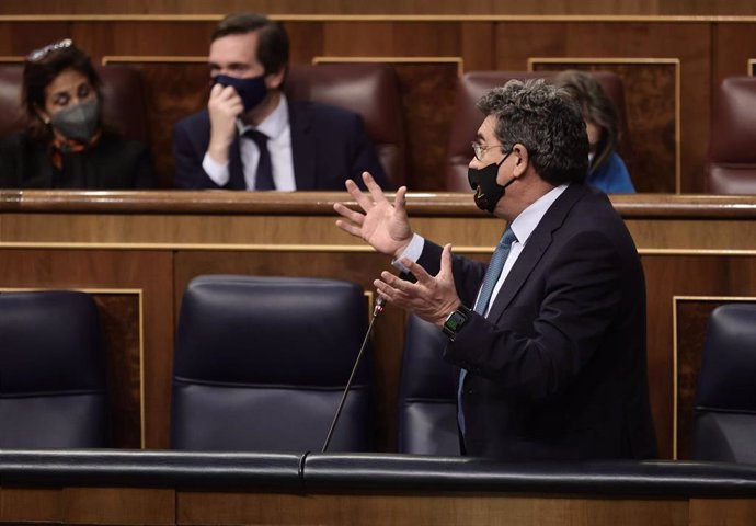 El ministro de Inclusión, Seguridad Social y Migraciones, José Luis Escrivá, interviene en una sesión de control en el Congreso