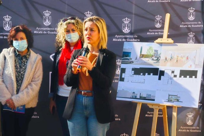 La alcaldesa de Alcalá de Guadaíra, Ana Isabel Jiménez, ha presentado el proyecto a los vecinos del Campo de Las Beatas.
