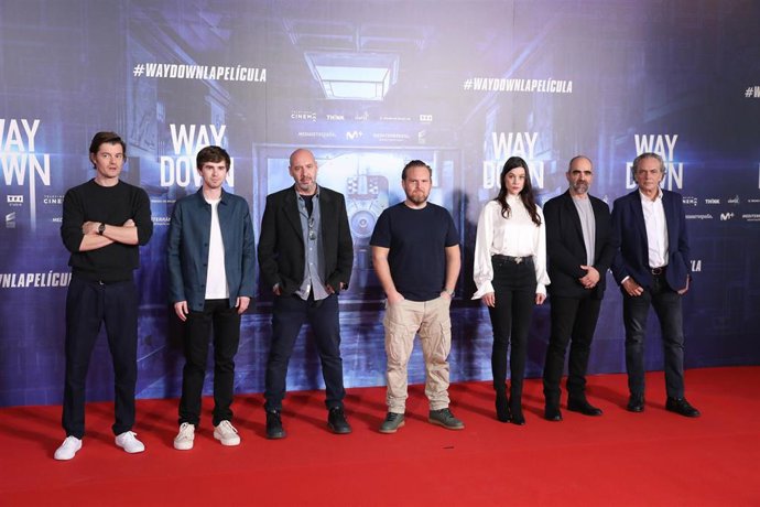 El actor Sam Riley; el actor británico Freddie Highmore; el director de cine Jaume Balagueró; el actor alemán Axel Stein; la actriz strid Bergs-Frisbey; el actor Luis Tosar y el actor José Coronado posan durante el photocall de la película 'Way Down' 