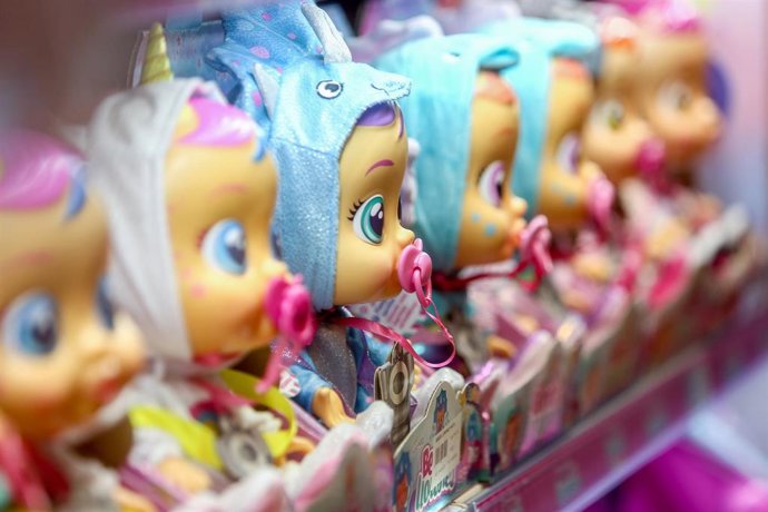 Hilera de muñecas colocadas en un stand de la tienda de juguetes de la empresa 