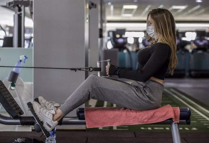 Archivo - Una mujer realiza deporte en las instalaciones de un gimnasio el día que se reabren los recintos deportivas en Valencia, Comunidad Valenciana (España), a 15 de marzo de 2021. 