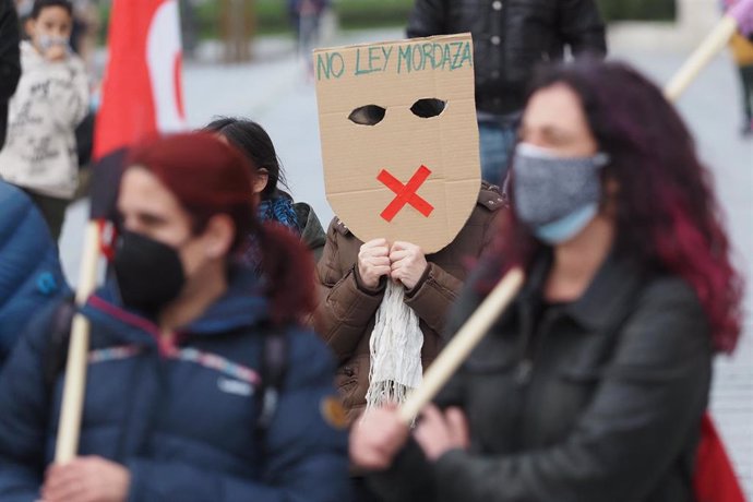 Archivo - Una persona sostiene una careta donde se lee "No Ley Mordaza" durante una manifestación contra el encarcelamiento del rapero y poeta Pablo Hasel, en la Plaza Portugalete, en Valladolid, Castilla y León (España), a 19 de febrero de 2021.